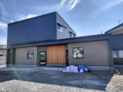 ガルバリウム外壁の店舗併用住宅
